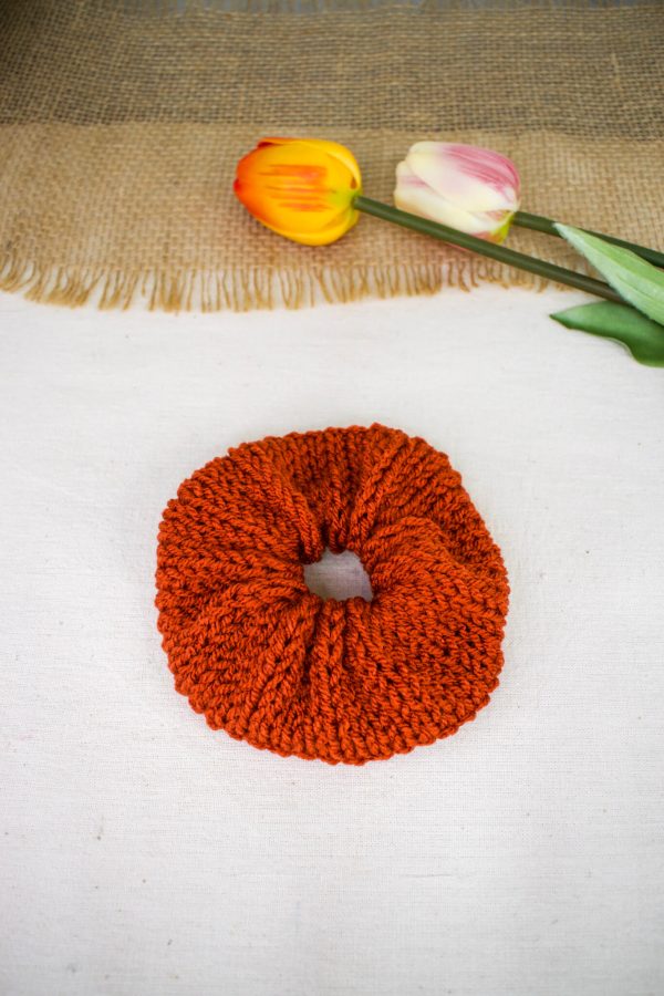 πλεκτό scrunchie μαλλιών κεραμιδί