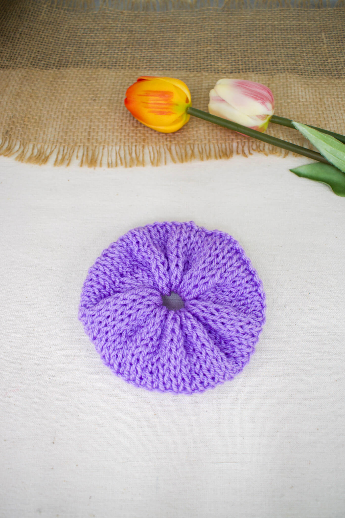 πλεκτό scrunchie μαλλιών λεβάντα